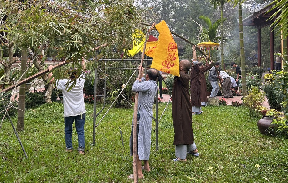 Cây nêu mang theo ước nguyện bình an được chư Tăng, Phật tử Quốc tự Diệu Đế dựng lên Cây nêu mang theo ước nguyện bình an được chư Tăng, Phật tử Quốc tự Diệu Đế dựng lên
