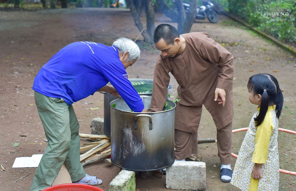 Xếp bánh vào nồi trước khi nấu