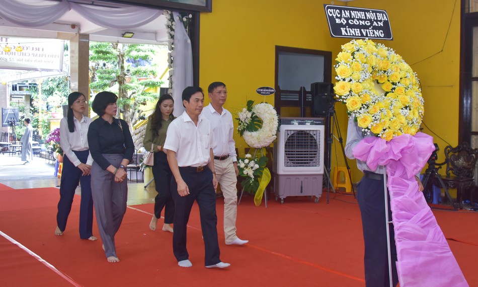 Đoàn Cục An ninh nội địa - Bộ Công an do Thiếu tướng Võ Hùng Minh làm trưởng đoàn viếng tang