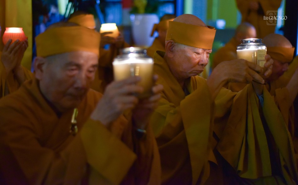 Dâng nến tưởng niệm