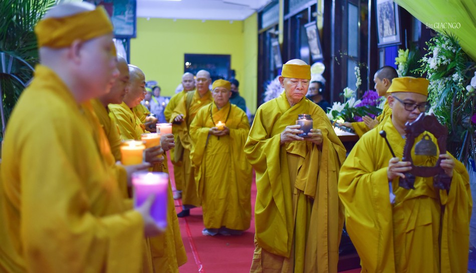 Hữu nhiễu kim quan tiễn biệt bậc ân sư khả kính