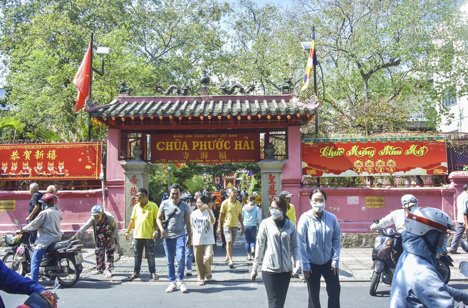 Dù thời tiết phương Nam vào những ngày này nắng, nhưng bà con Sài Gòn cũng như các địa phương khác sinh sống và làm việc trên địa bàn TP.HCM vẫn đến các điểm tín ngưỡng, chùa chiền cầu nguyện an lành đầu năm mới