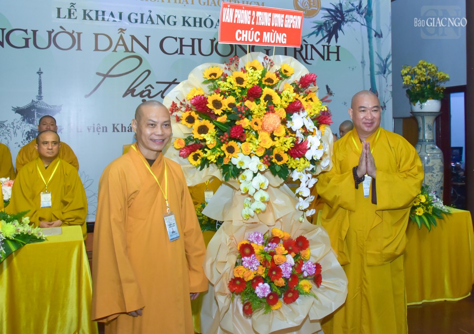 Rất nhiều lẵng hoa của các đơn vị gửi đến chúc mừng