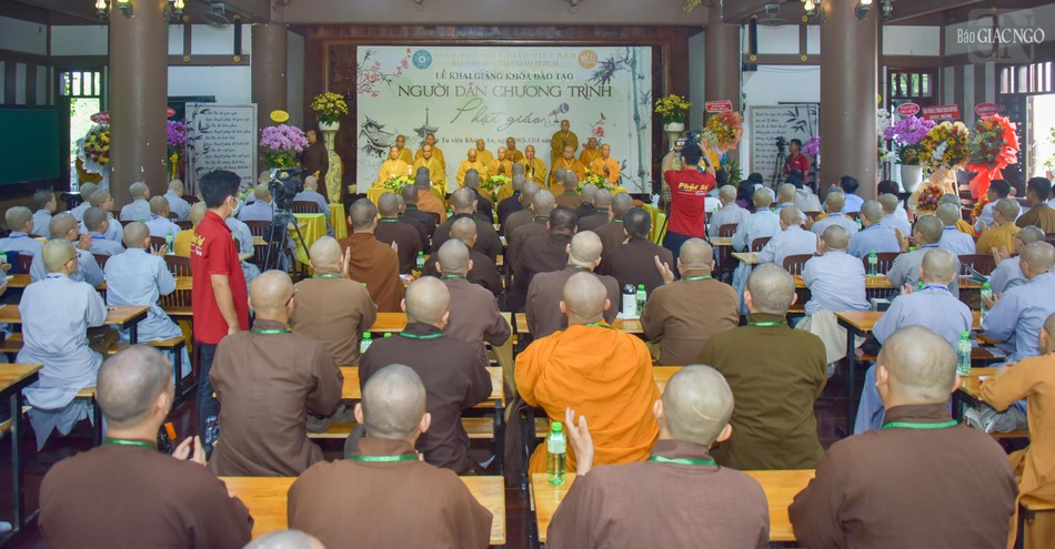 Sau khai giảng, các học viên sẽ học vào thứ Bảy hàng tuần, buổi sáng từ 7 giờ đến 10 giờ, buổi chiều từ 13 giờ 30 đến 16 giờ 30, tại tu viện Khánh An (Q.12)