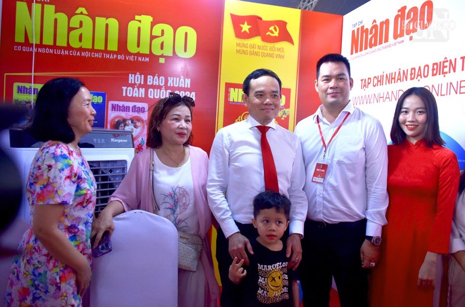 Phó Thủ tướng Trần Lưu Quang tham quan các gian trưng bày báo chí