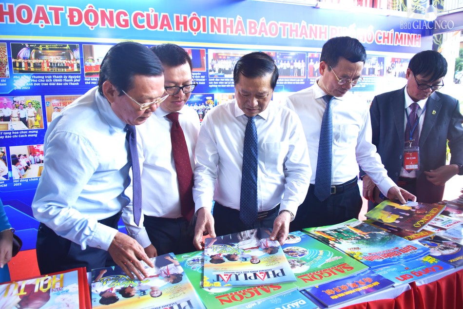 Các đại biểu tham quan gian trưng bày báo chí của Hội Nhà báo TP.HCM