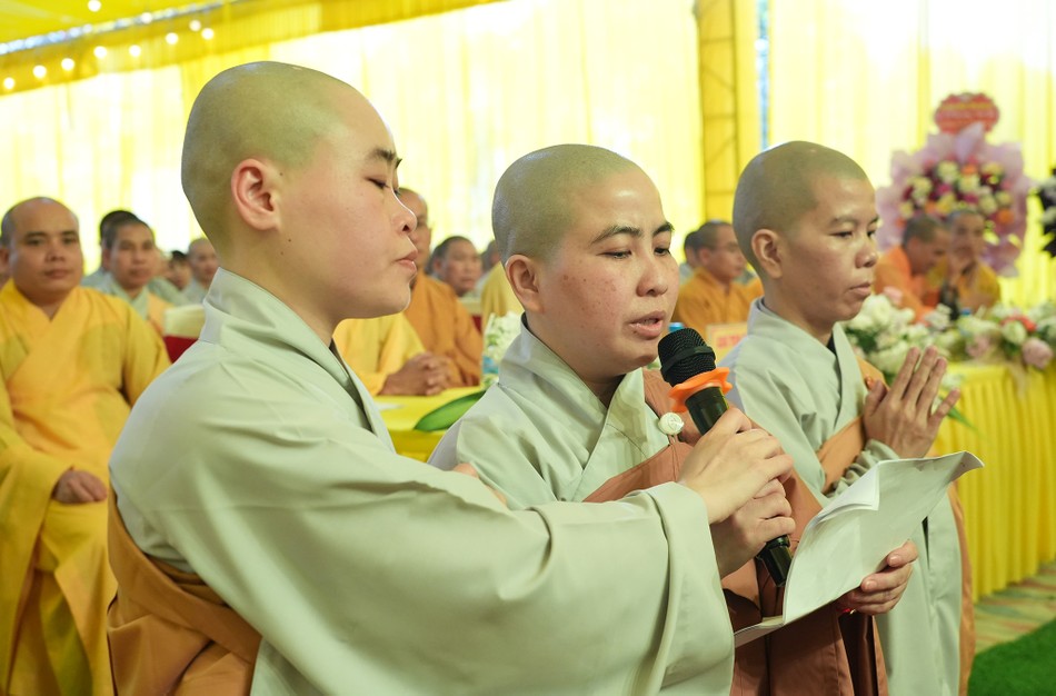 Sư cô Thích nữ Huệ Hương dâng lời phát nguyện Sư cô Thích nữ Huệ Hương dâng lời phát nguyện