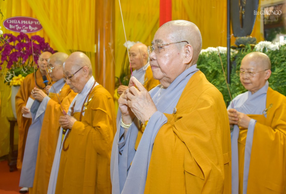 Chư Ni Phân ban Ni giới T.Ư và Phân ban Ni giới TP.HCM dâng hương tưởng niệm