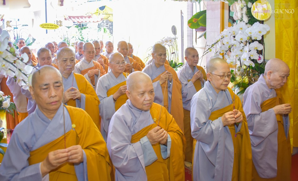 Chư Ni thành kính niêm hương tưởng niệm