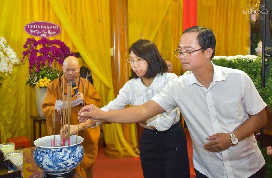 Bà Phạm Thị Yến Bình, Phó Trưởng phòng An ninh nội địa - Công an TP.HCM thắp hương tưởng niệm