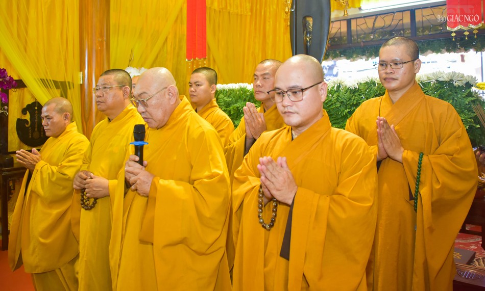 Đoàn Ban Trị sự GHPGVN H.Hóc Môn viếng tang