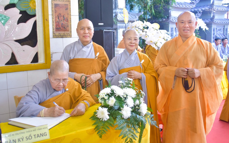 Ni trưởng Thích nữ Từ Nhẫn viết sổ tang