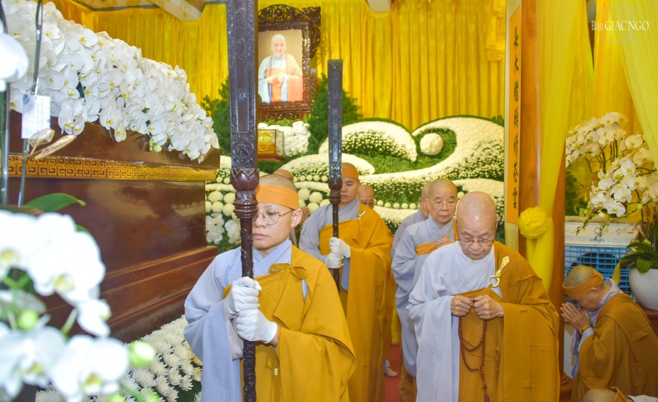 Hữu nhiễu kim quan tiễn biệt