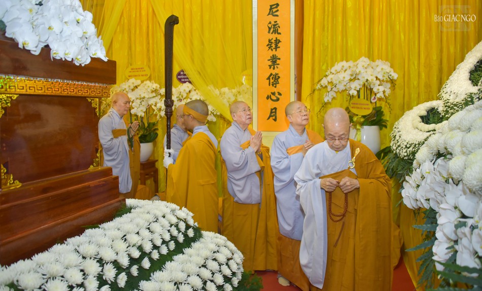 Ni trưởng Thích nữ Huệ Hương cùng các vị Ni trưởng hữu nhiễu kim quan bái biệt vị pháp lữ đồng hành