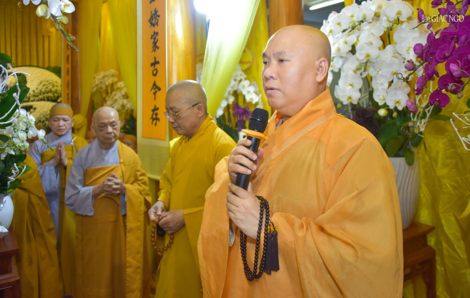 Thượng tọa Thích Minh Bảo, Trưởng ban Trị sự GHPGVN Q.4, Trưởng ban Tổ chức Lễ tang cảm tạ các đoàn viếng tang