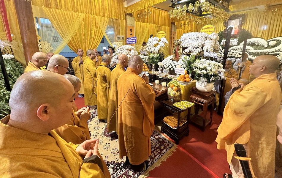 Chư Tăng thắp hương tưởng niệm Ni trưởng