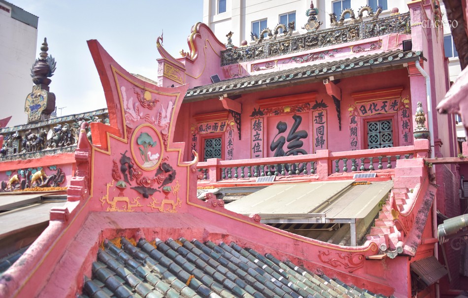 Phần mái ngói chùa Phước Hải bị hỏng dẫn đến nước mưa chảy dột vào chánh điện