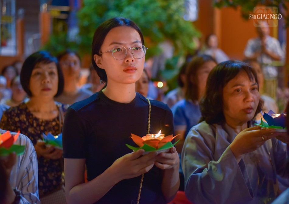 Một bạn trẻ đang tập trung ôn lại lời dạy của Đức Phật