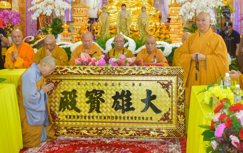 Thượng tọa Thích Minh Bảo, Trưởng ban Trị sự GHPGVN Q.4 tặng quà chúc mừng của Ban Trị sự đến Ni sư trụ trì