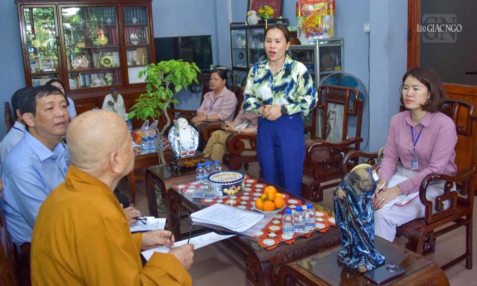 Bà Nguyễn Thị Mỹ Lệ thông tin đến đại diện chùa Linh Sơn về các thủ tục liên quan đến việc xin ra khỏi danh mục kiểm kê di tích Bà Nguyễn Thị Mỹ Lệ thông tin đến đại diện chùa Linh Sơn về các thủ tục liên quan đến việc xin ra khỏi danh mục kiểm kê di tích