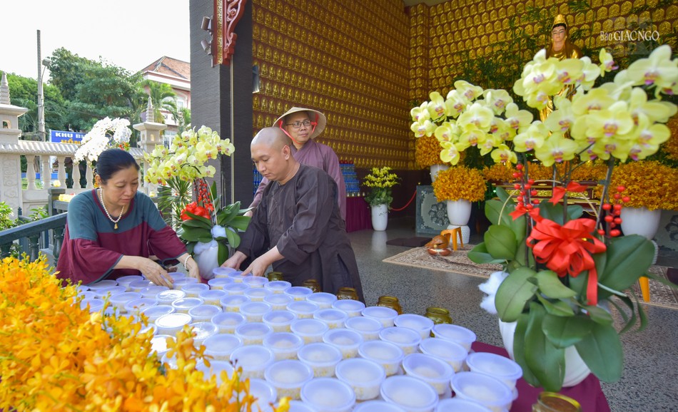 Công tác trang trí, chuẩn bị do chư Tăng, Phật tử thực hiện