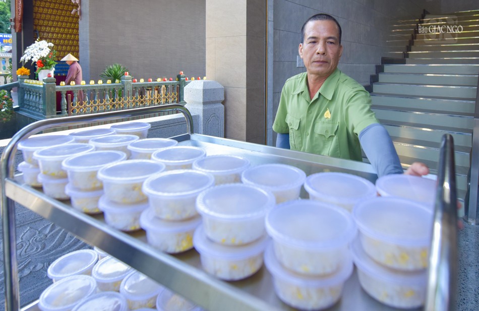 Một Phật tử đang chuẩn bị cho buổi lễ