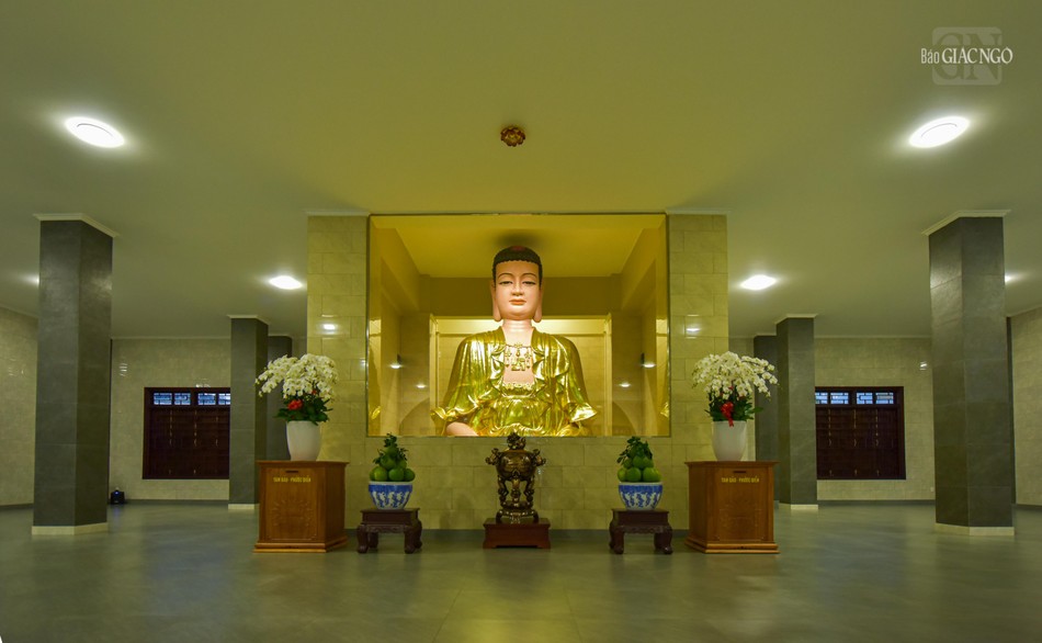 Tầng trệt là nơi thờ Đức Phật A Di đà