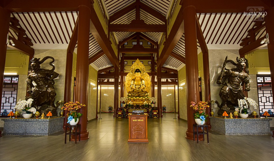 Chánh điện thờ Đức Phật Thích Ca Mâu Ni và các vị hộ pháp