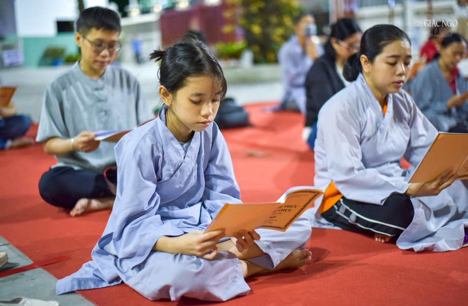 Một em nhỏ tham dự khóa lễ