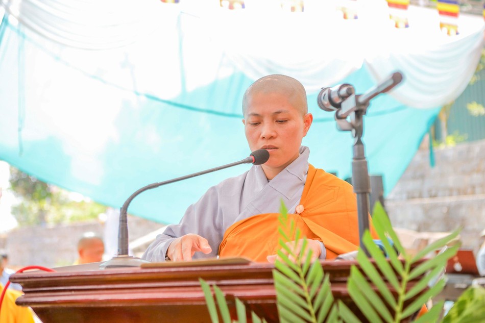 Sư cô Thích nữ Thanh Hạnh phát biểu Sư cô Thích nữ Thanh Hạnh phát biểu