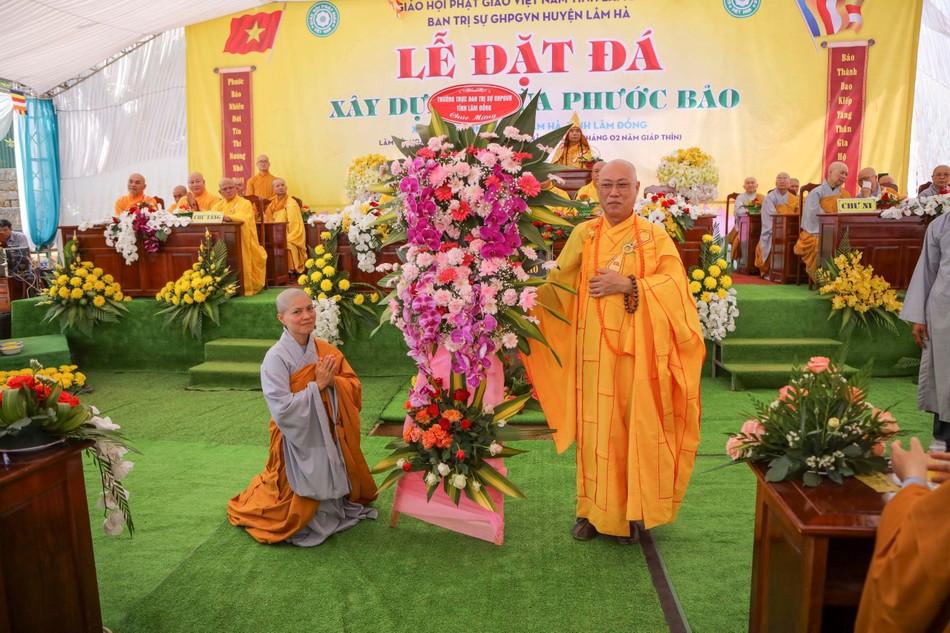 Lẵng hoa chúc mừng của Thường trực Ban Trị sự GHPGVN tỉnh Lâm Đồng Lẵng hoa chúc mừng của Thường trực Ban Trị sự GHPGVN tỉnh Lâm Đồng