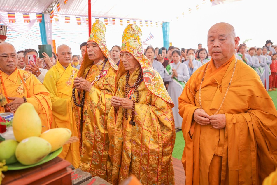 Chư tôn đức thực hiện nghi thức cầu nguyện công trình chùa Phước Bảo sớm thành tựu Chư tôn đức thực hiện nghi thức cầu nguyện công trình chùa Phước Bảo sớm thành tựu