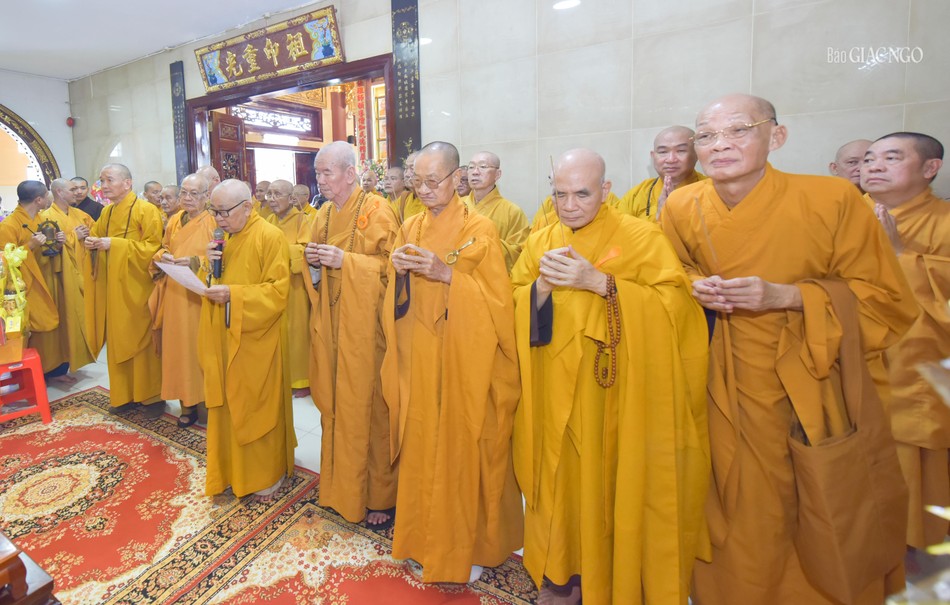 Chư vị Trưởng lão Hội đồng Chứng minh, Hội đồng Trị sự dâng hương tưởng niệm Chư vị Trưởng lão Hội đồng Chứng minh, Hội đồng Trị sự dâng hương tưởng niệm