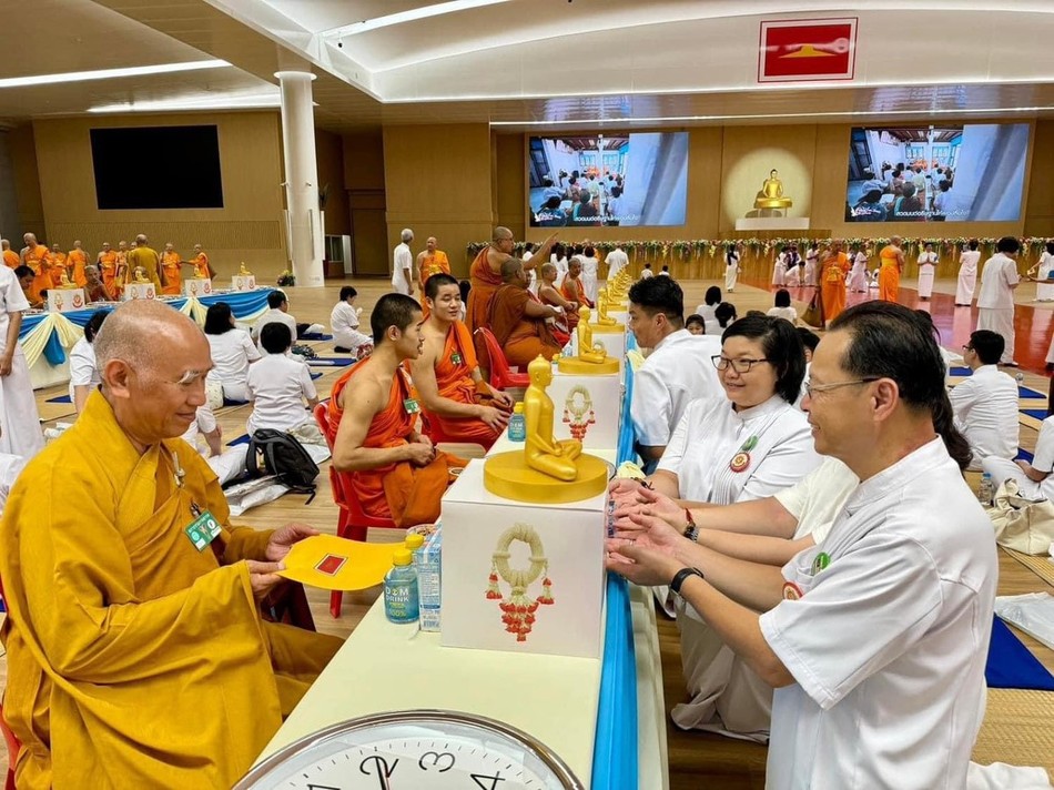 Phật tử thực hiện nghi thức cúng dường Phật tử thực hiện nghi thức cúng dường