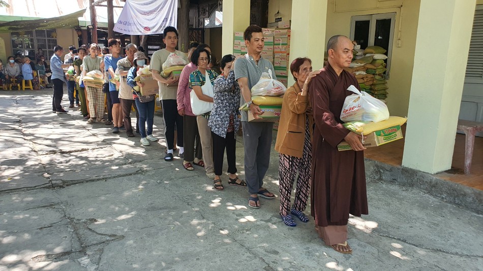 Chư Tăng hướng dẫn người dân nhận quà Chư Tăng hướng dẫn người dân nhận quà