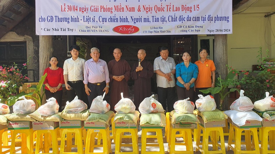 220 phần quà được chùa Huyền Trang trao tặng nhân dịp lễ 30-4 220 phần quà được chùa Huyền Trang trao tặng nhân dịp lễ 30-4