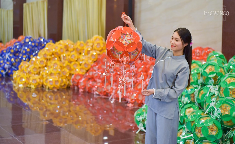 Được biết, toàn bộ số lồng đèn do Phật tử làm ra sẽ được sử dụng trong việc trang trí tại Việt Nam Quốc Tự - lễ đài Phật đản của Phật giáo TP.HCM
