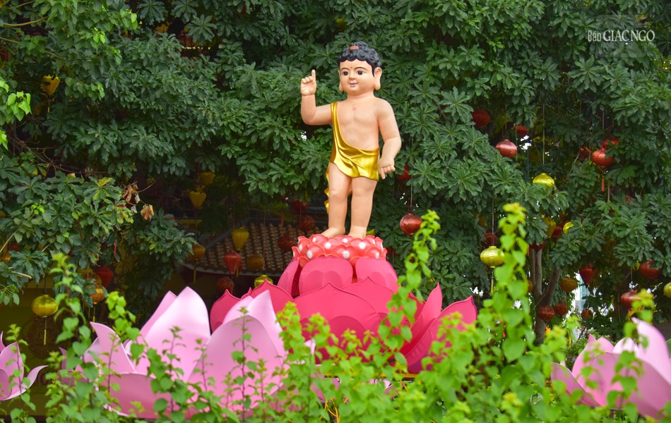 Một tôn tượng Đức Phật đản sinh khác được thiết trí gần cầu Lê Văn Sỹ để người dân có thể chiêm ngưỡng