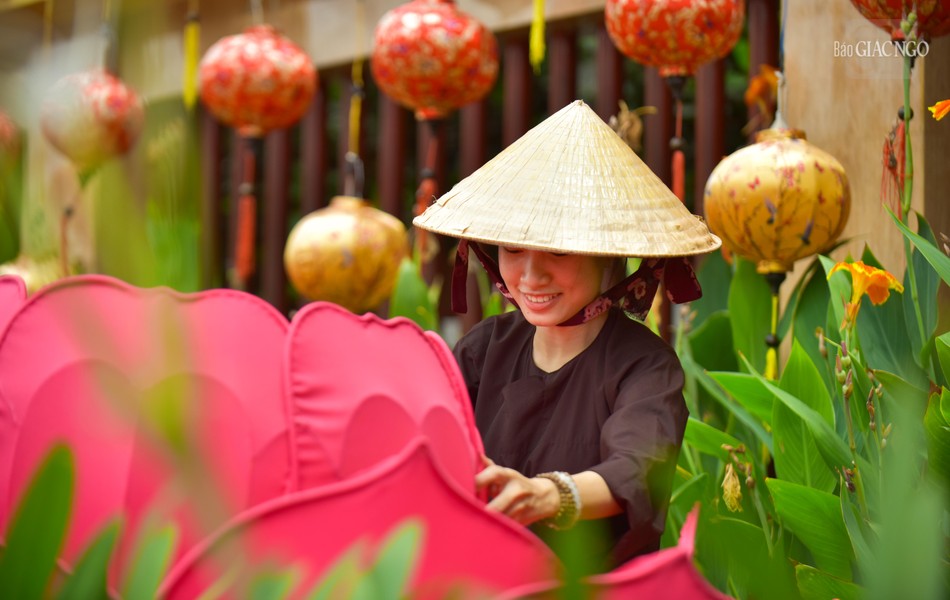 Một bạn trẻ đang lắp ghép hoa sen