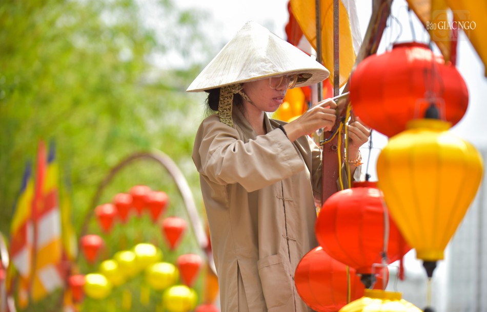 Tập trung làm việc dưới trời trưa nắng