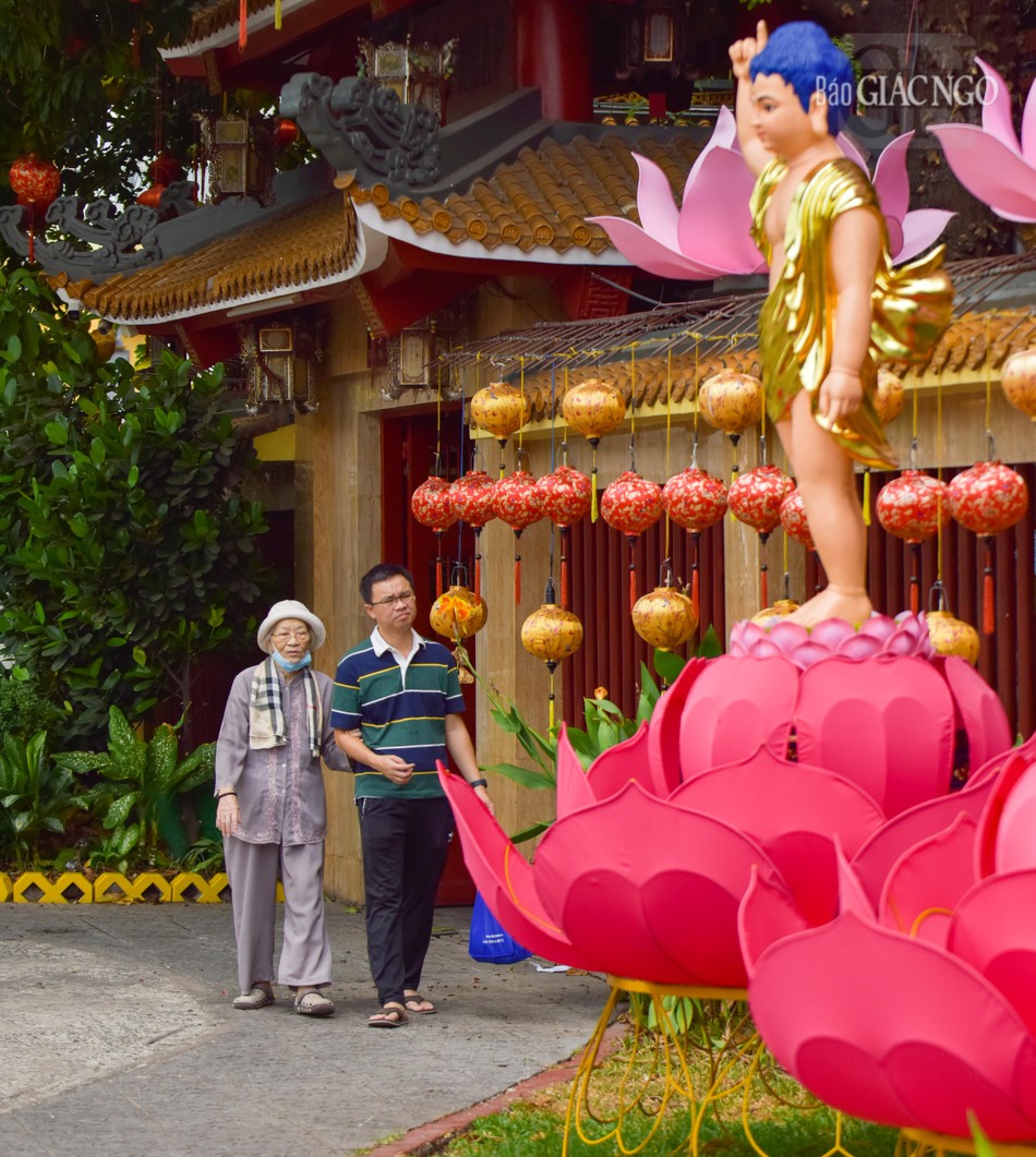 Mẹ và con đến chùa lễ Phật