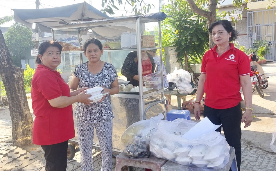 Trao tặng 1.500 suất ăn đến người dân Trao tặng 1.500 suất ăn đến người dân