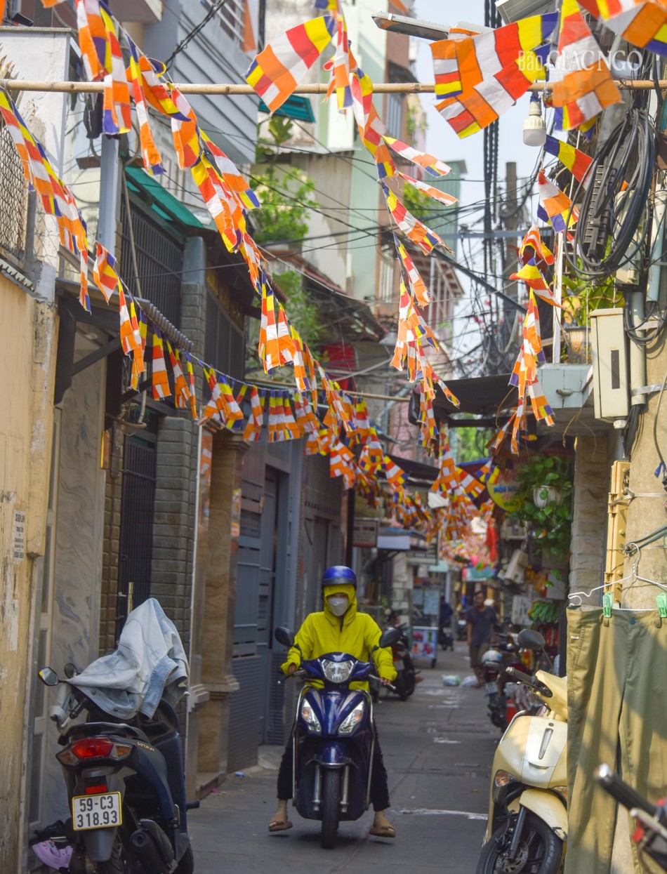 Hẻm nhỏ thêm vui tươi với sắc màu cờ Phật giáo