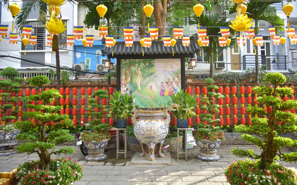 Một tiểu cảnh khác với hình ảnh sự kiện đản sinh của Thái tử Tất-đạt-đa