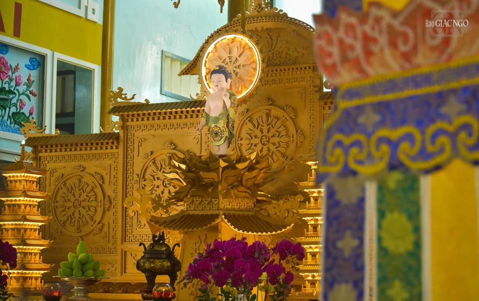 Tôn tượng kim thân Thái tử Tất-đạt-đa đản sinh được tôn trí tại lễ đài chính