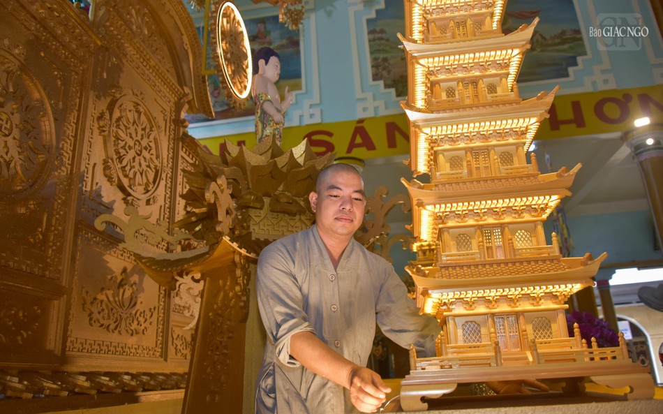 Đại đức Minh Thới - người phụ trách thiết trí lễ đài cho biết lễ đài phần lớn được làm từ xốp, do chư Tăng Linh Quang tịnh xá thiết kế và thực hiện liên tục trong vòng 10 ngày mới hoàn thành