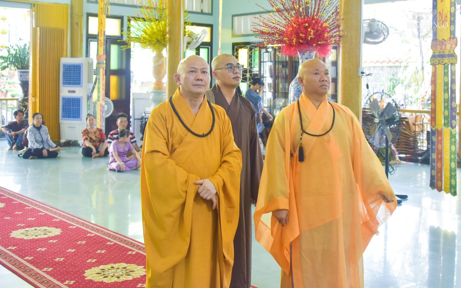 Thượng tọa Thích Minh Bảo, Trưởng ban Trị sự GHPGVN Q.4 cùng Thượng tọa Thích Thị Trụ, Phó Thường trực khảo sát công tác chuẩn bị tại lễ đài Linh Quang tịnh xá vào sáng 8-5