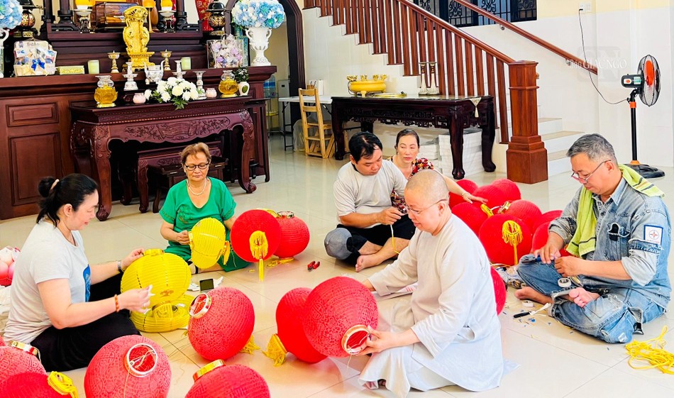 Sư cô Thích nữ Thánh Châu, trụ trì chùa Liên Trì đang cùng các Phật tử làm lồng đèn trang trí
