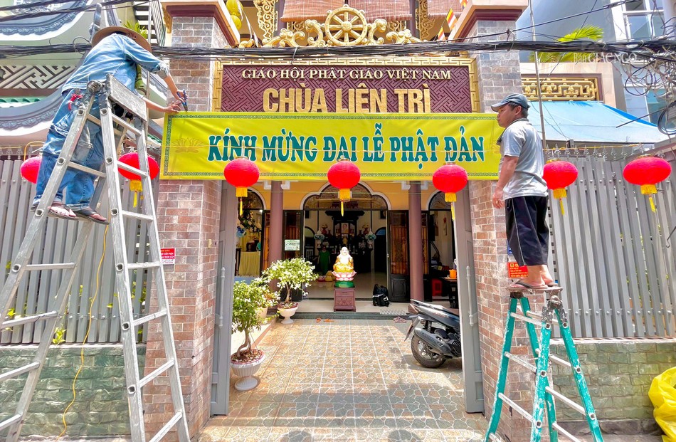 Phật tử chùa Liên Trì (P.4, Q.4) đang trang trí cổng Kính mừng Phật đản