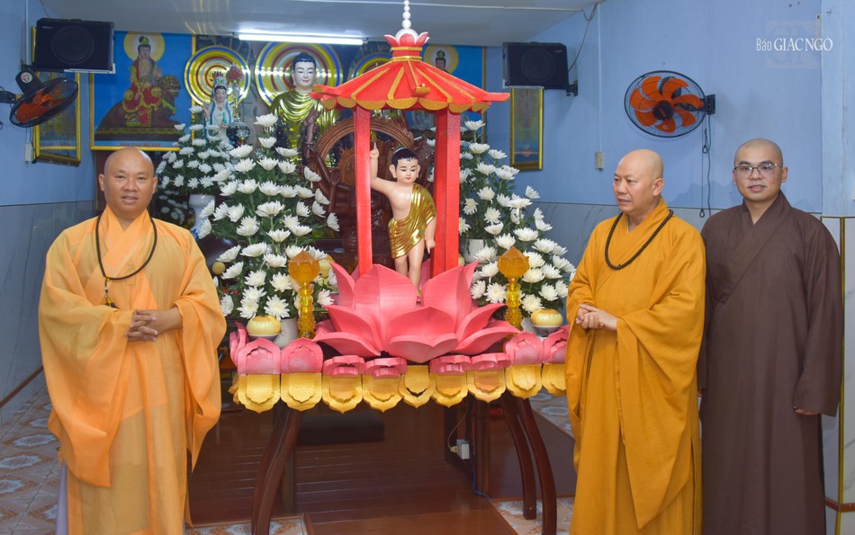 Kiệu Phật được thiết kế phục vụ cho lễ rước kiệu Đức Phật đản sinh từ chùa Long Bửu đến lễ đài chính Linh Quang tịnh xá